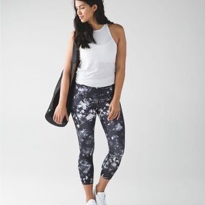 Lululemon Wunder Under Crop (Hi-Rise)
Dusk Dye White Black Size 4 NWT